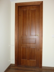 Puerta interior de madera modelo malaga