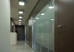 Divisorias acristaladas decoradas con vinilos personalizados, que permiten privacidad y paso de luz