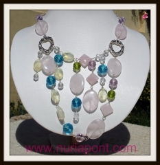 Collar de plata, cuarzo rosa, piedra de luna y cristales de colores