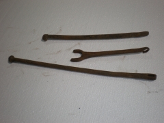 Antiguas teleras y llave para orejeros de arados romanos hechas a fragua