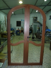 Curvado de aluminio para puerta serie europea 130x237 con moldura interior con forma