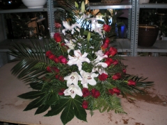 Centro flores de rosas rojas y lilium blanco conbinado con hojas de aralia 70eur