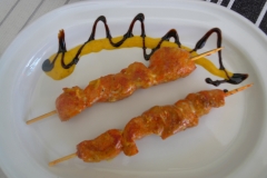 Brochetas de cerdo a la mostaza