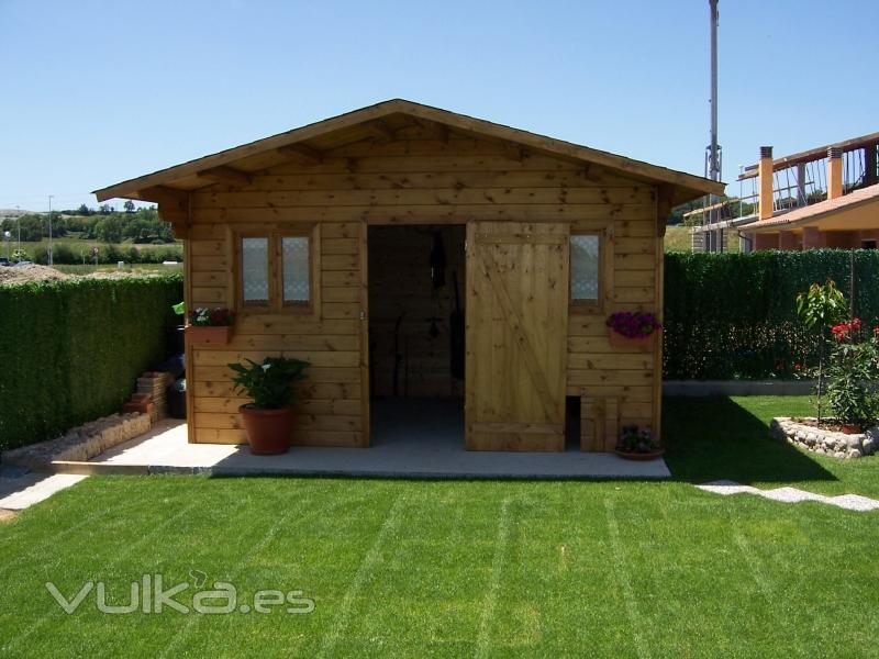 Casita de madera en el jardin.