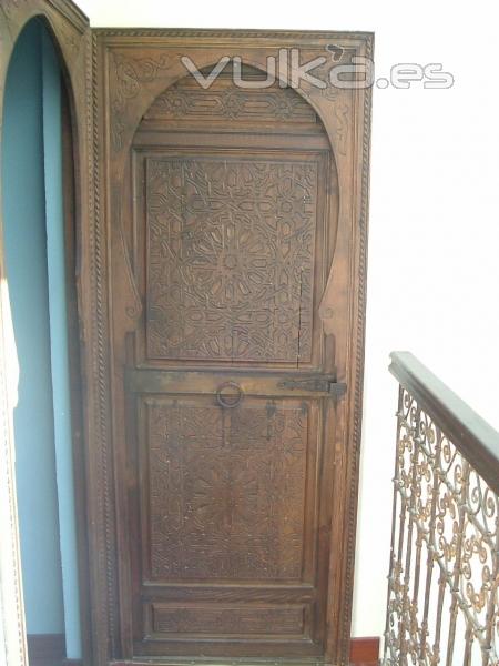 puerta de madera tallada árabe