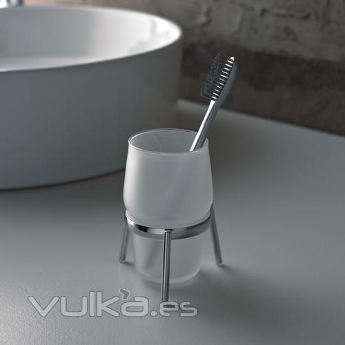 Accesorio de baño minimal de LineaBaño.com firmado Toscana Luce