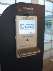 Videomaton wallkiosk para spanair (aeropuerto del prat)