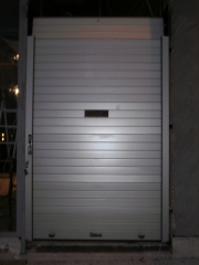 Puerta enrollable de aluminio collbaix con ventana reducida para guardias de farmacia