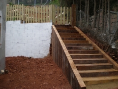 Instalacion de una escalera de madera tropical y valla