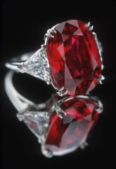 Anillo de compromiso con rubi de 12 ktes y dos diamantes talla triangulo