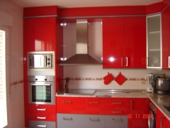 Cocina en formica roja de alto brillo, combinando con detalles en color gris