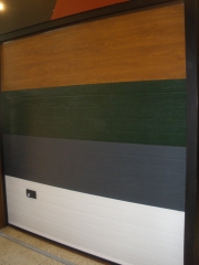 Puerta seccional de nuestra tienda con expositor de paneles
