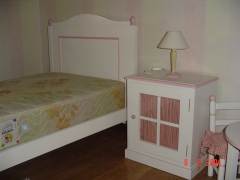Dormitorio de nina en blanco y molduras rosas