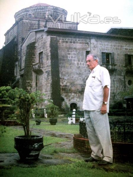 Carlos Roces , en el Museo de San Agustín, en Manila , en 1998