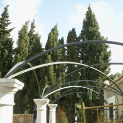 Pérgola con arcos cruzados