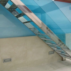 Escalera de inox y cristal en terraza interior