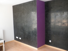 Frontal de salon en estuco negro y pintura morada