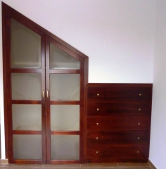 Frontal de armario abatible en madera e inclinado