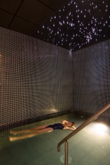 Disfrutando de una piscina de flotacion en un spa con sales de epsom naturales terapeuticas - dismag