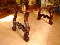 Mesa con patas talladas