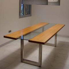 Diseno y fabricacion a medida de mesa de bambu, acero y vidrio