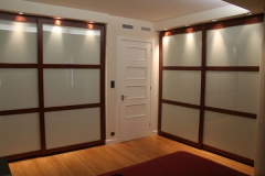 Piso alferez provisional- dormitorio principal armarios empotrados con cornisa iluminada