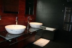 Piso alferez provisional- detalle de bano integrado en dormitorio con muro separacion frente lavabo