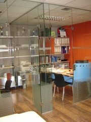 Puertas y divion de oficinas en vidrio templado