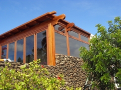 Cerramiento de terraza con aluminio y pergola de madera