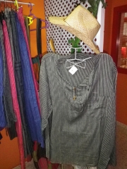 Blusa hippie: 10 euros, pantalon: 10 euros, sombrero: 3 euros