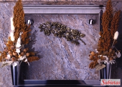 Granito multicolor con ramo de de rosas en bronce y marco y bucaros de acero