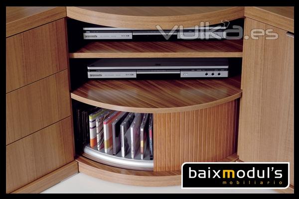 Comedor moderno con bajo TV en color roble