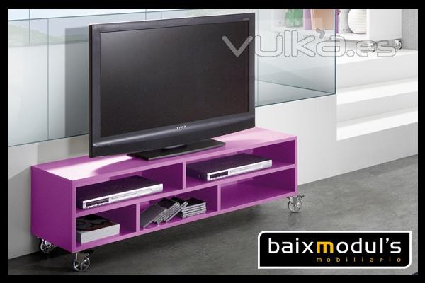 Comedor moderno con bajo TV con ruedas y detalle en color mora