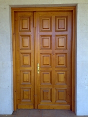 Puerta de entrada castellana de pino macizo