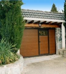 Puerta corredera imitacion madera con puerta peatonal