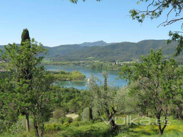el Lago de Banyoles, a sólo 2 km.