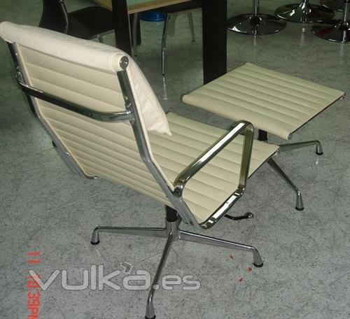 Lounge Chair y Ottoman Mod. Ames, diseño, cromado, piel beige.