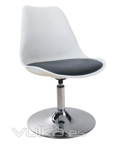 Silla LESLIE, base cromada, carcasa blanca, cojin similpiel negro.