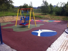 Parque infantil de juegos adaptados para ninos con discapacidad