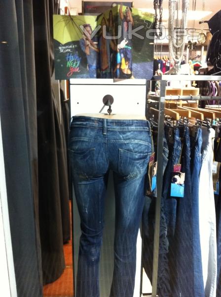 Salsa Jeans, los mejores vaqueros de chicas Wonder push up, ven y encuéntralos en Andreas Sticar