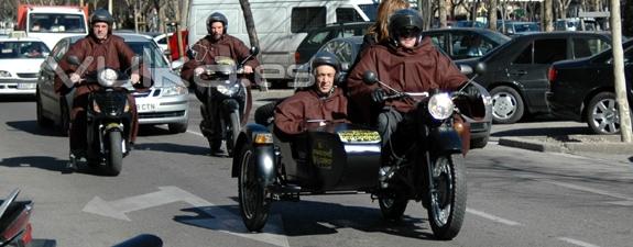 los monjes del cobro en moto