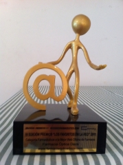 Premio otorgado a farmacia optcia daza por su labor online, favoritos en la red 2011