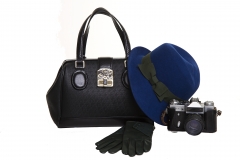 Bolso y guantes negros con sombrero azul de la coleccion otono/invierno 2011 de salvador bachiller