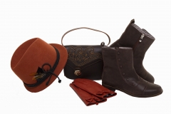 Look marron con bolso y botines marrones y sombrero y guantes anaranjados de salvador bachiller