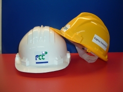 Cascos de obra, marcados con el logo de la empresa en vinilo adhesivo