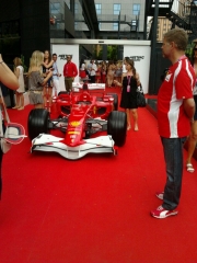 Ferrari formula 1 aparcado en el  hotel primus valencia