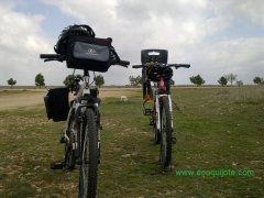 Bicicletas preparadas para un dia en el campo, incluso para llevar a los mas pequenos