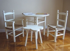 Mesa y sillas infantiles con asiento de enea lacado