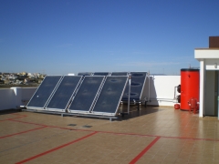Edificio  con placas solares y  solariun independiente cada piso