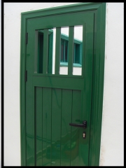 Carpinteria de aluminio , puerta exterior verde 6002